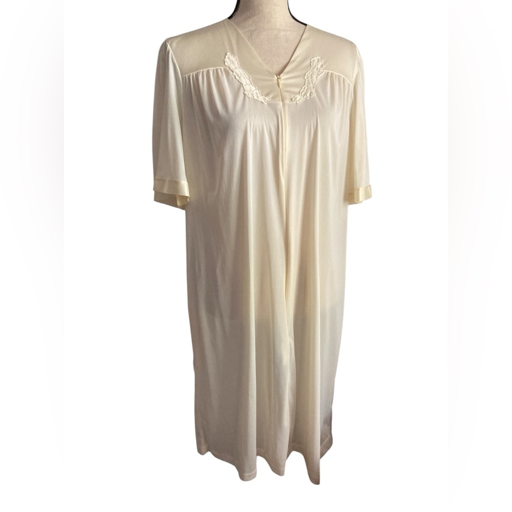 Women’s size medium Vintage robe nightie pjs loungewear butter yellow retro